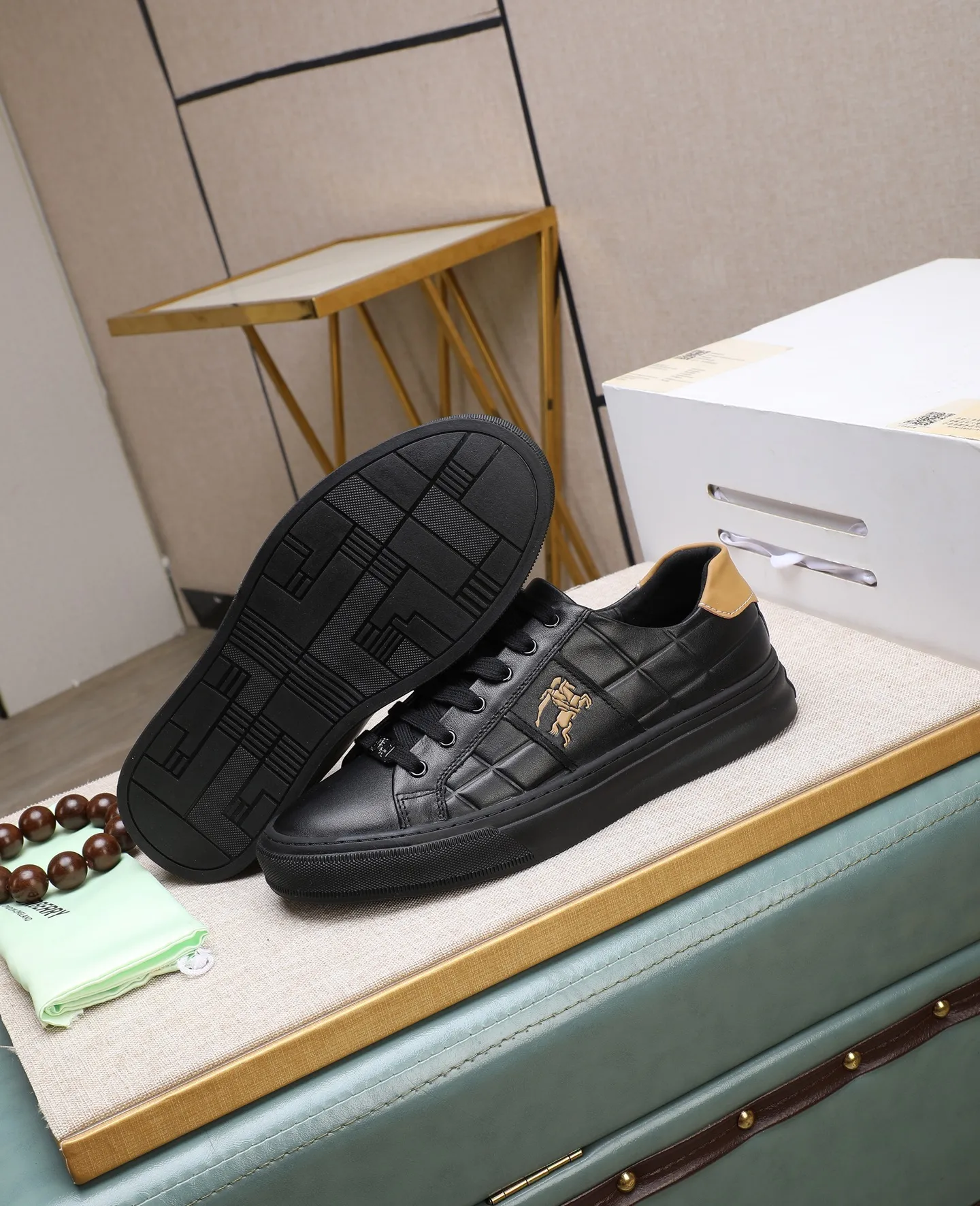 Men's shoes 💰420 ❤️❤️❤️[BURBERRY] Burberry purchasing agent 🔍men's 🚹 new model is synchronized with the official website. The upper is made of imported fabrics and cowhide lining. Completely 1⃣:1⃣ replica🇮🇹, non-slip and wear-resistant rubber outsole ⚠original factory goods, 🔍🔍high quality, please look at the details, welcome to compare⚠Size: 38-44